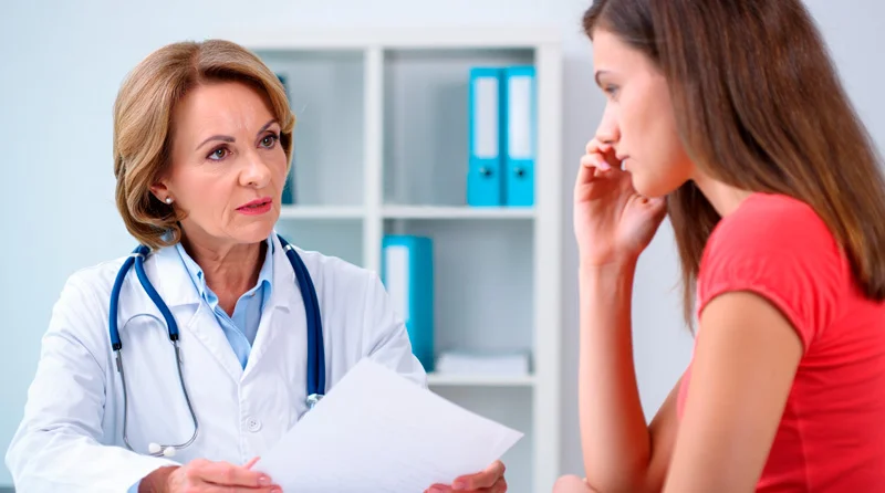 Врач и пациент в кабинете